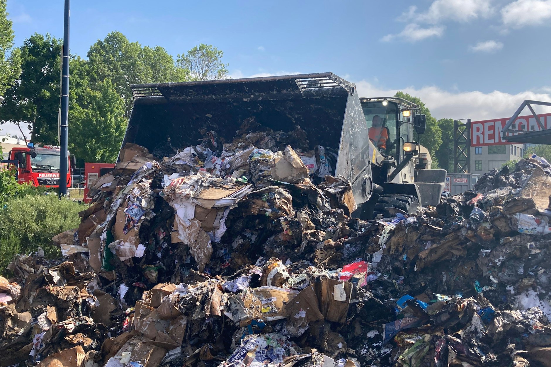 Noch sind zirka 40 Kubikmeter Papier aus der Halle zu räumen.