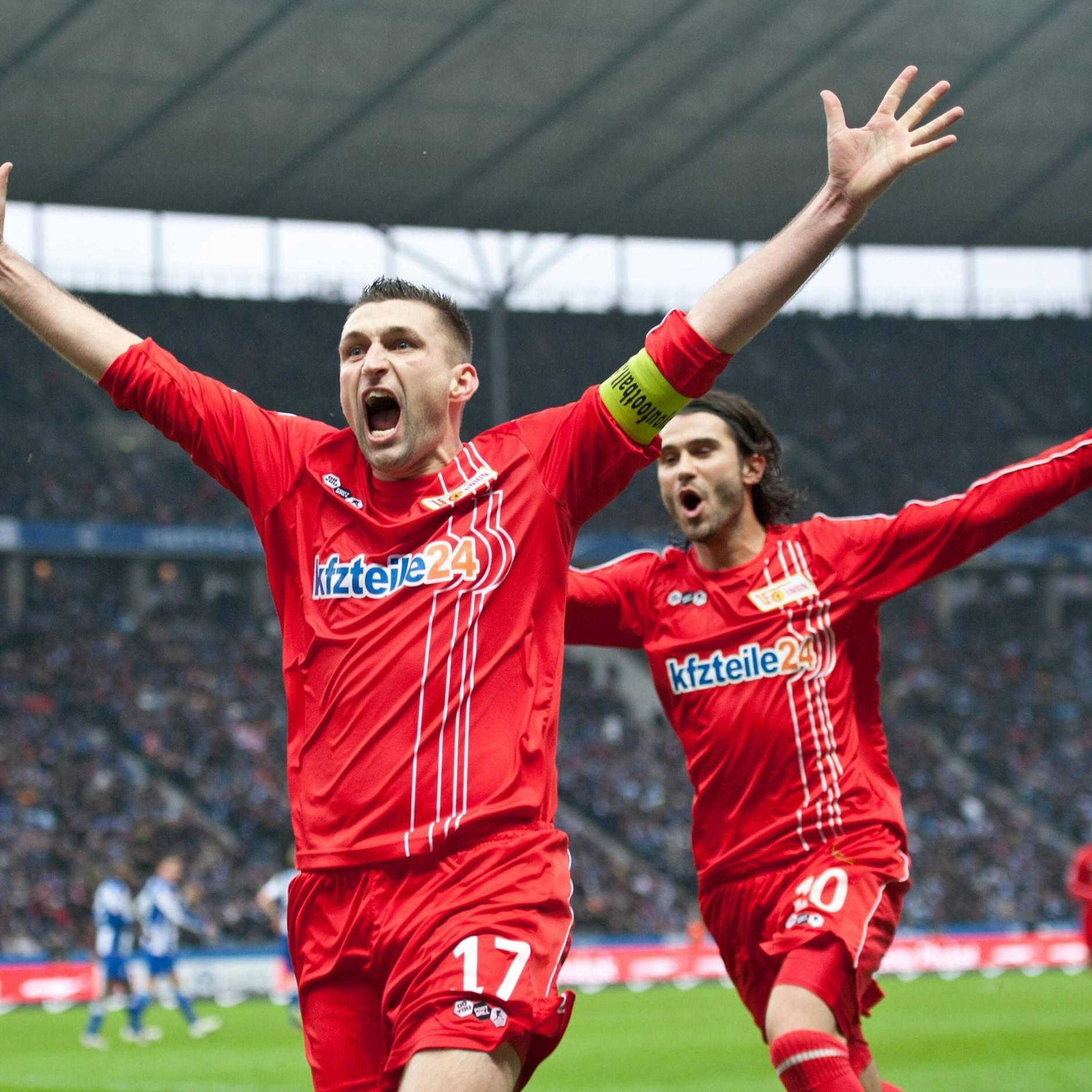 Torsten Mattuschka jubelt nach seinem Tor im Olympiastadion gegen Hertha BSC im Februar 2011.