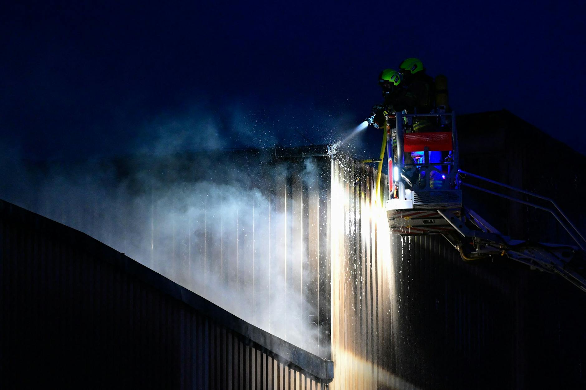 Erst gegen 1 Uhr bezeichnete die Feuerwehr auf Twitter die Lage als übersichtlich.