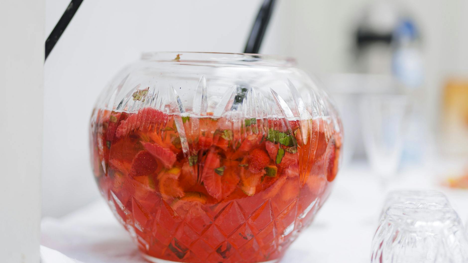 Erdbeerbowle sollte man bis zum Servieren kalt stellen.