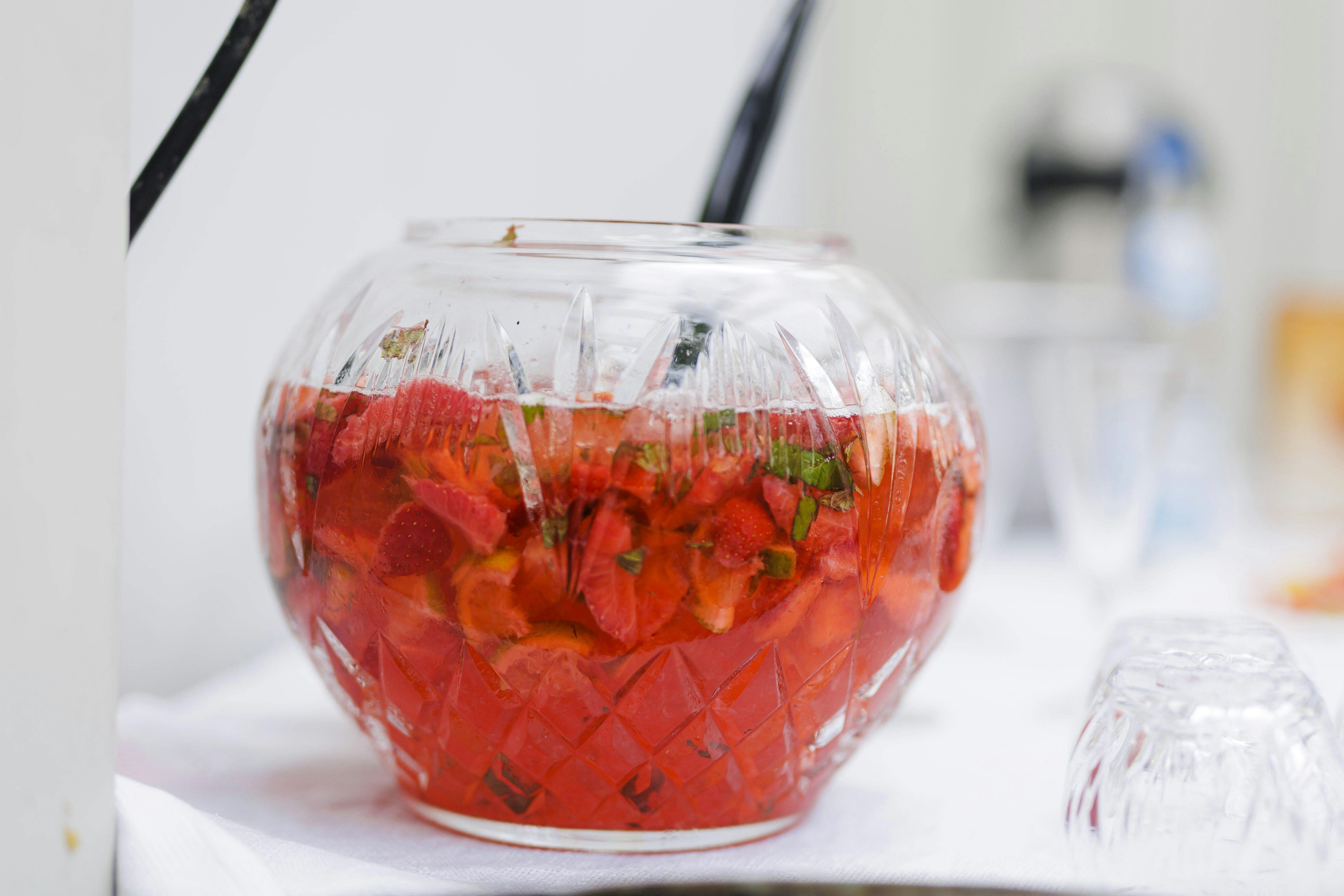 Genial! Zwei Rezepte für Erdbeerbowle – mit und ohne Alkohol Genial! Zwei Rezepte für Erdbeerbowle – mit und ohne Alkohol