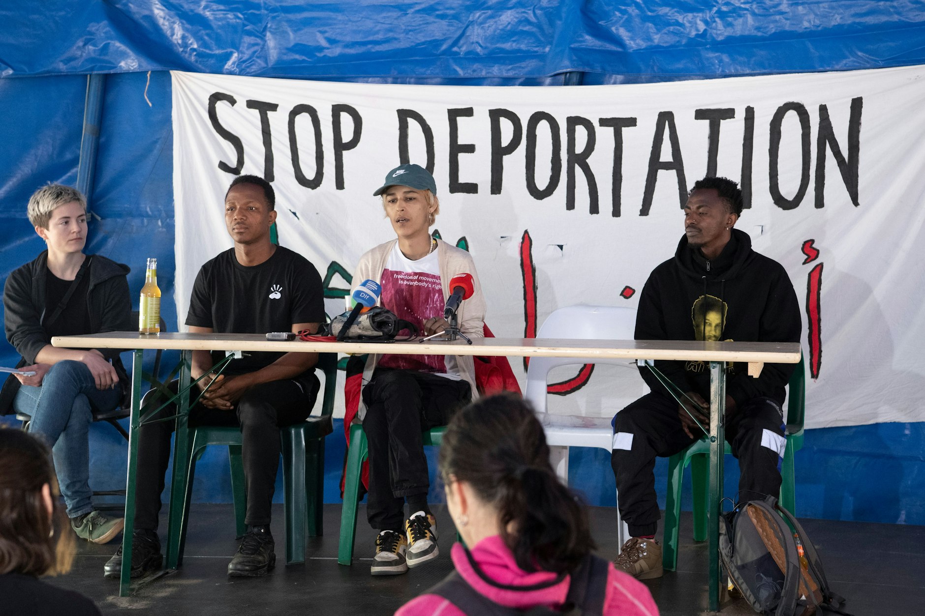 Schönefeld: Mitglieder der Initiative „Abschiebezentrum BER verhindern“ äußern sich bei einem Pressegespräch in einem Zirkuszelt gegenüber Journalisten.