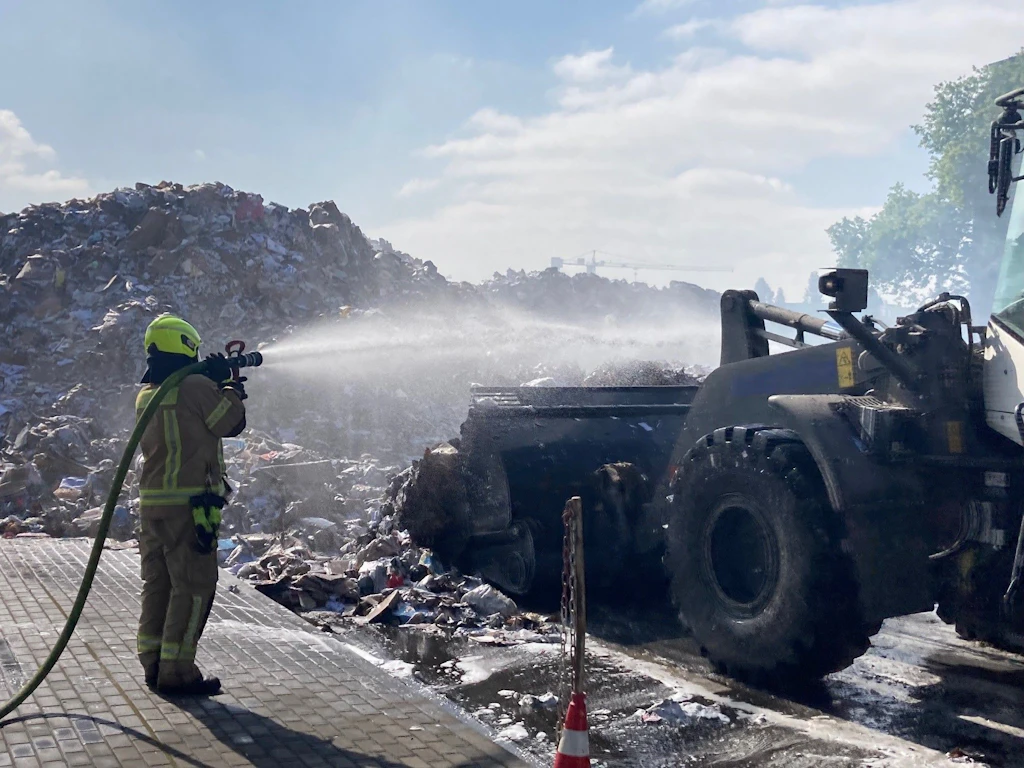 Großbrand in Neuköllner Recycling-Anlage: War ein Lithium-Ionen-Akku die Ursache?