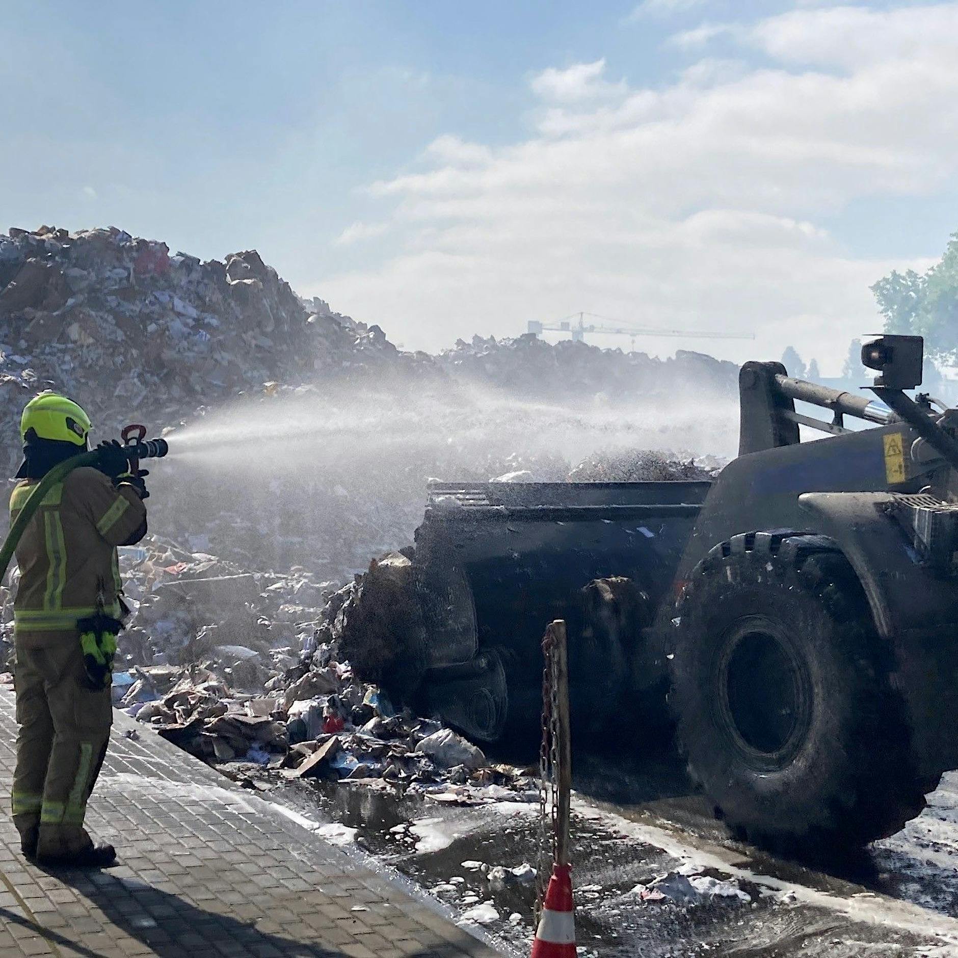 Großbrand in Neuköllner Recycling-Anlage: War ein Lithium-Ionen-Akku die Ursache?