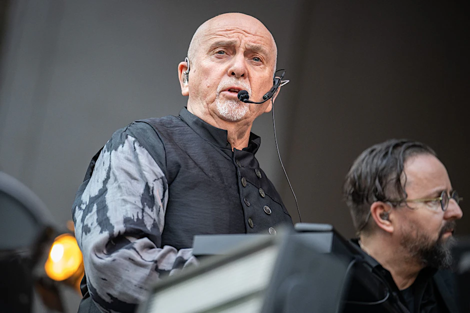 Peter Gabriel singt auf der Berliner Waldbühne.  