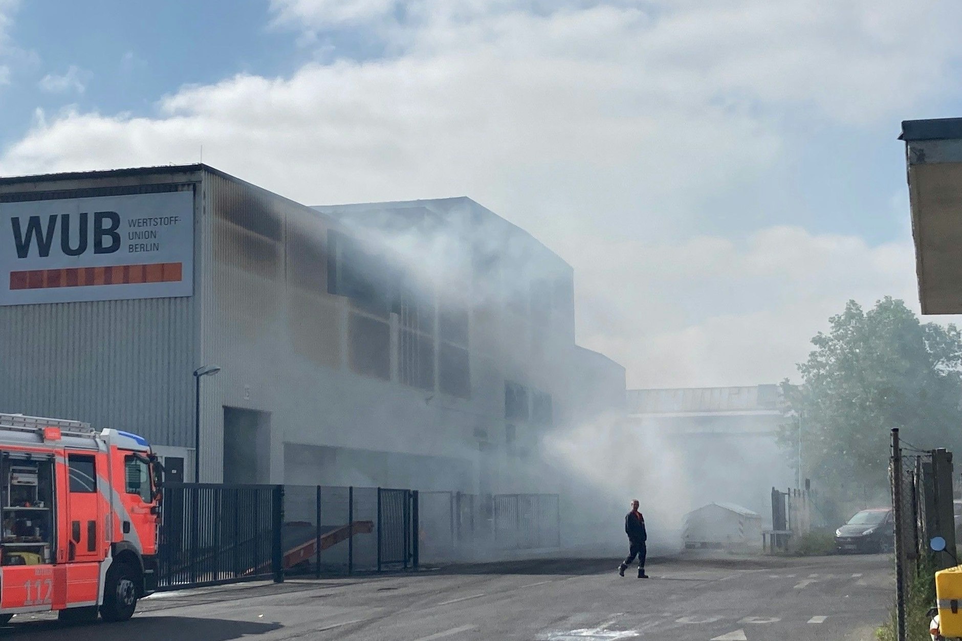 Auch am Tag danach qualmte es aus der Halle an der Lahnstraße in Berlin-Neukölln. Erst am frühen Nachmittag waren die Löscharbeiten beendet.