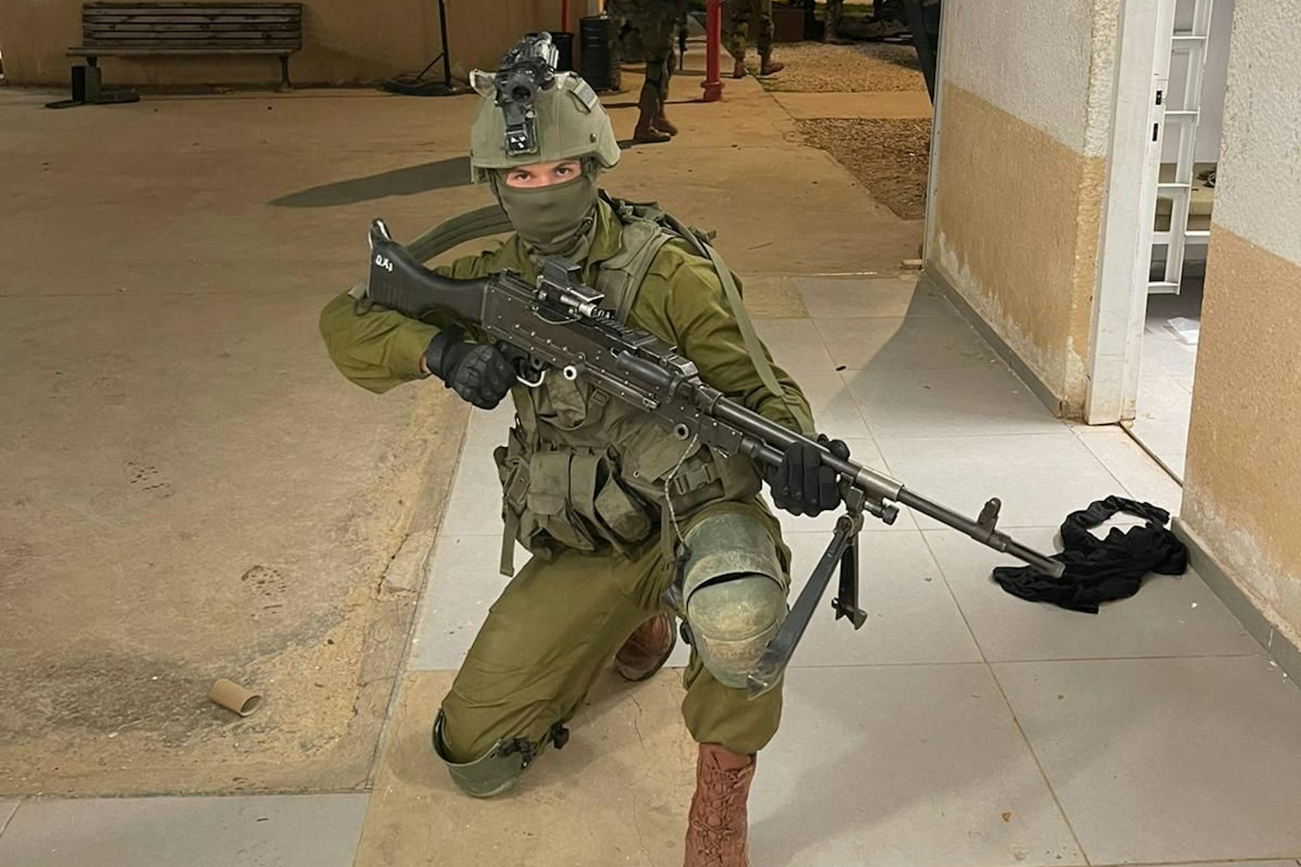 Der Soldat Daniel Adler dient freiwillig in der israelischen Armee.
