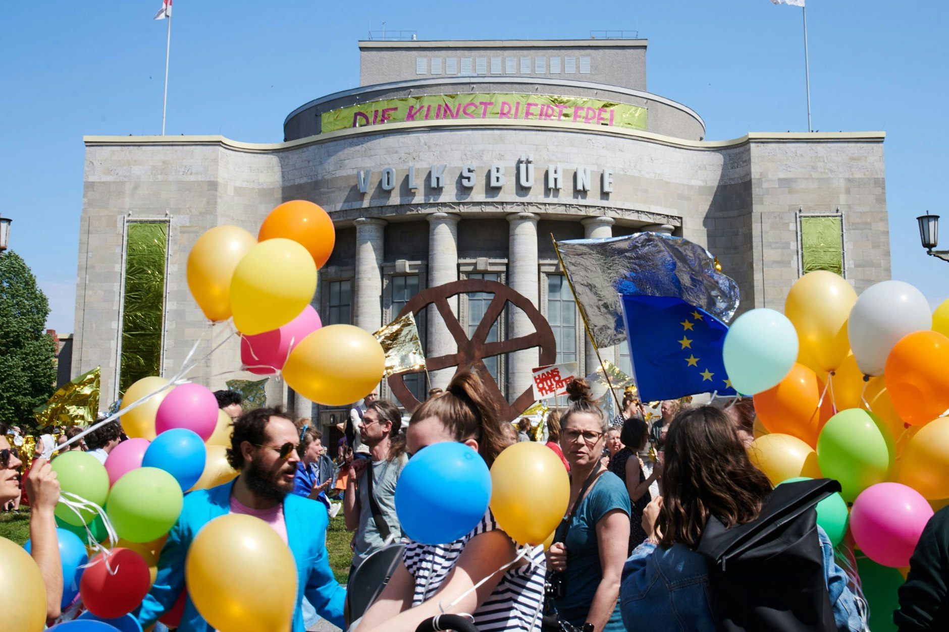 „Die Kunst bleibt frei“: 2019 war die Volksbühne auch mal Kulisse für eine Demo der Vielen.