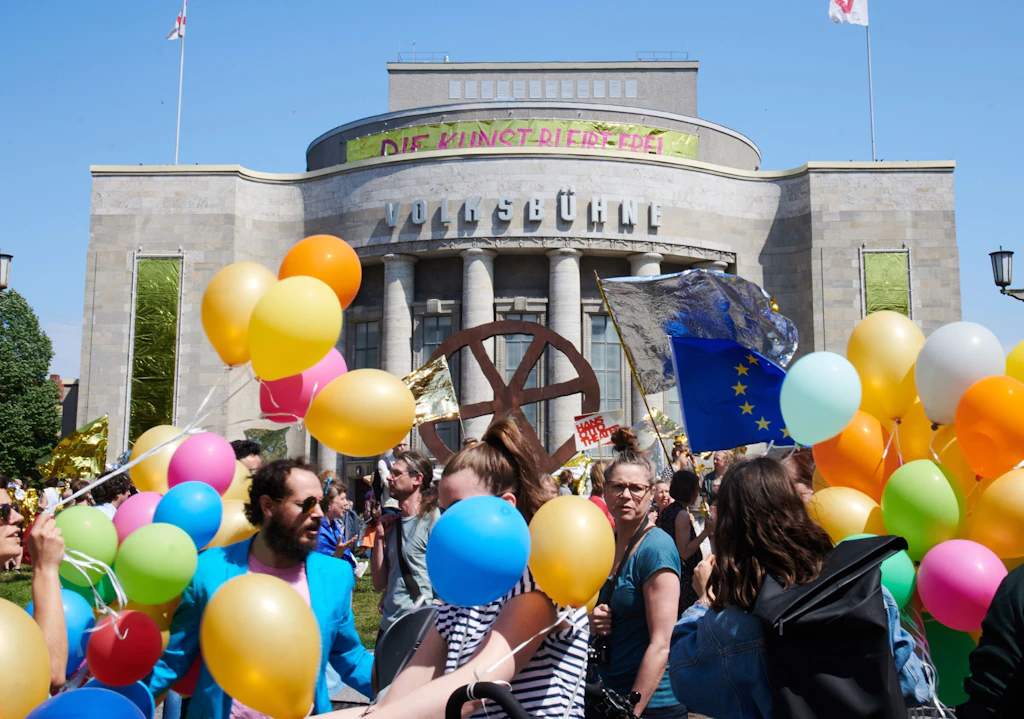 Die Letzte Generation kommt in die Volksbühne: Eine Besuchung ist keine Besetzung