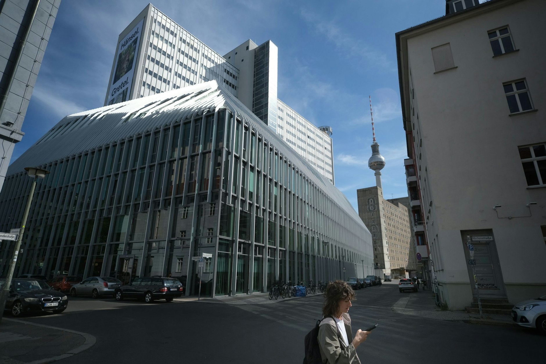 Der gläserne Neubau neben dem Haus des Berliner Verlags (hinten): Die Dachschrägen sollen an die Architektur des Scheunenviertels erinnern.