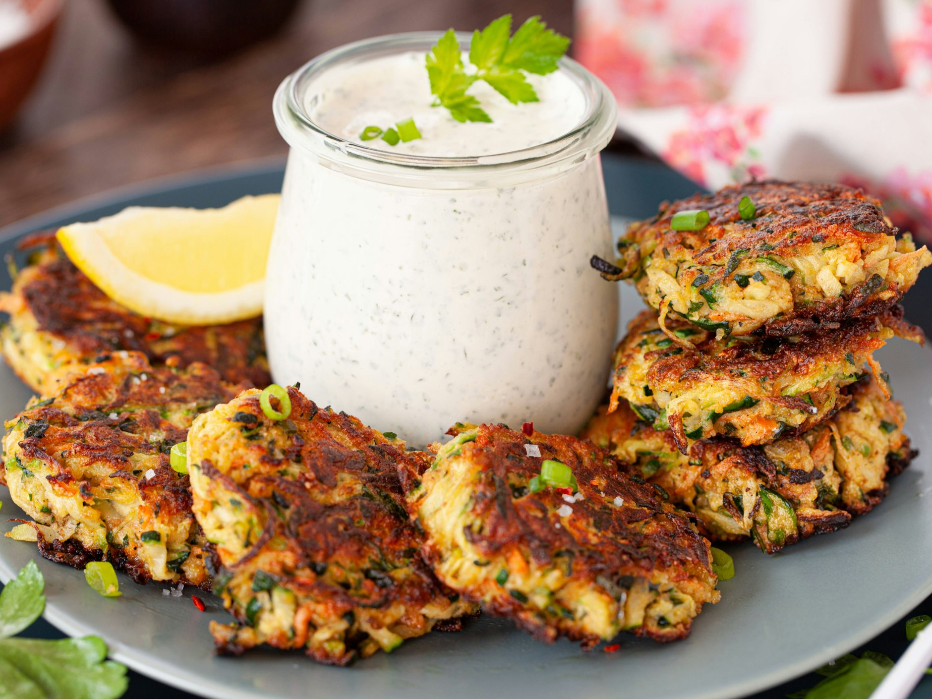 Das perfekte Rezept fürs Abendbrot: Zu den Gemüsefrikadellen passt ein leckerer Joghurt-Dip.