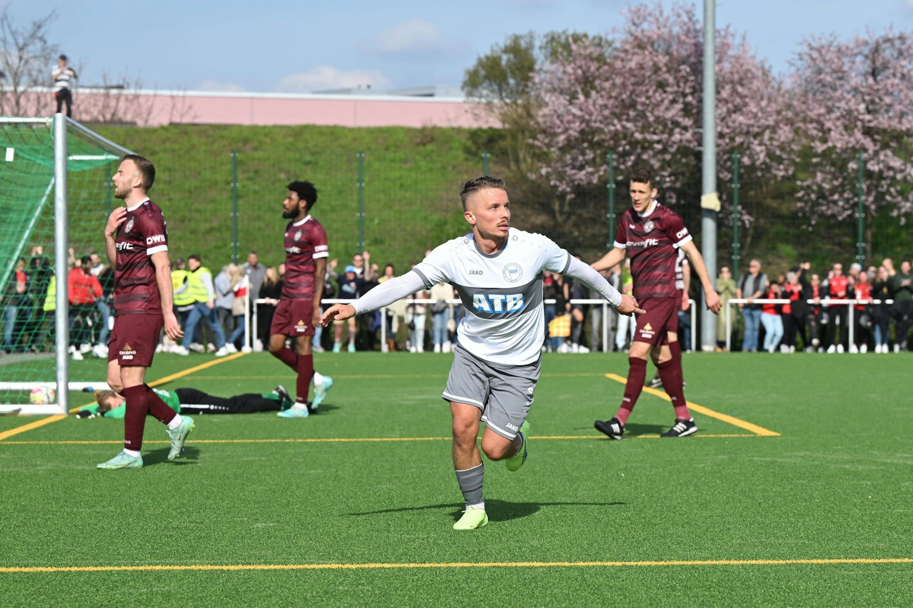 Lukas Rehbein (Vordergrund) vom SV Sparta Lichtenberg bejubelt seinen Treffer zum 3:1 beim Landespokal-Halbfinalsieg gegen den BFC Dynamo.