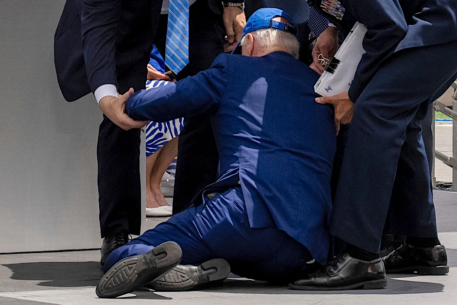 Über einen einen Sandsack auf der Bühne gestolpert: US-Präsident Joe Biden.  