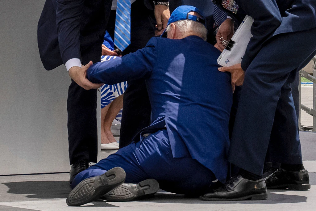 Video: Biden stürzt auf Bühne bei Absolventenfeier