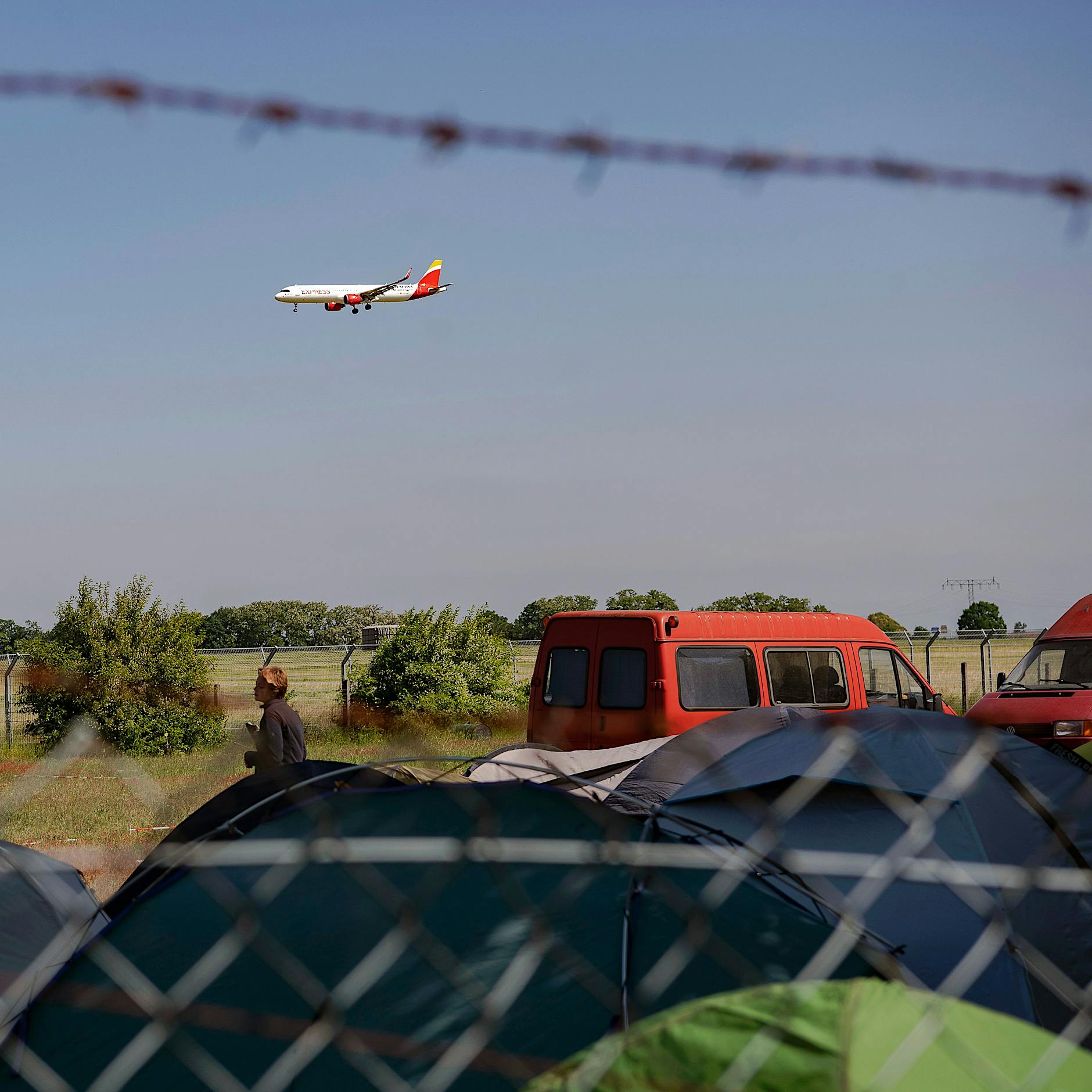 Gegen Ausreisezentrum: Protestcamp vor Flughafen BER eröffnet