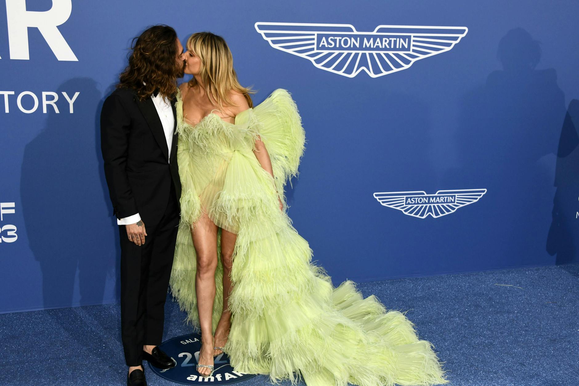 Bei der diesjährigen amfAR Gala in Cannes zeigt Klum sich wieder Mal im Federkostüm.