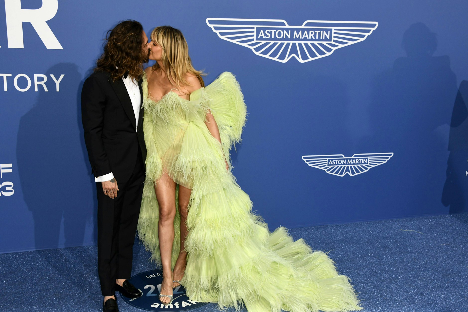 Bei der diesjährigen amfAR Gala in Cannes zeigt Klum sich wieder Mal im Federkostüm.