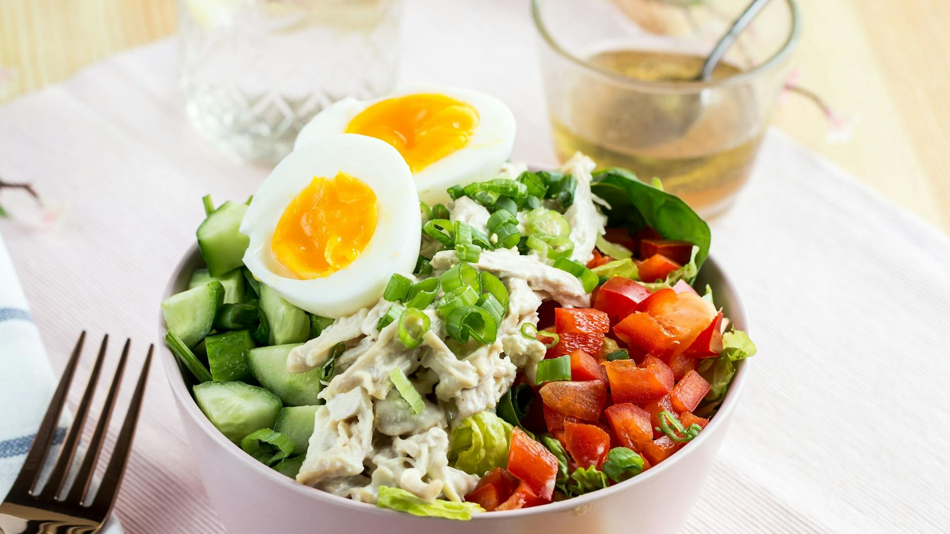 Viel frisches Gemüse und sättigenden Eiweiße - der Fitness-Salat ist das perfekte Abendbrot.