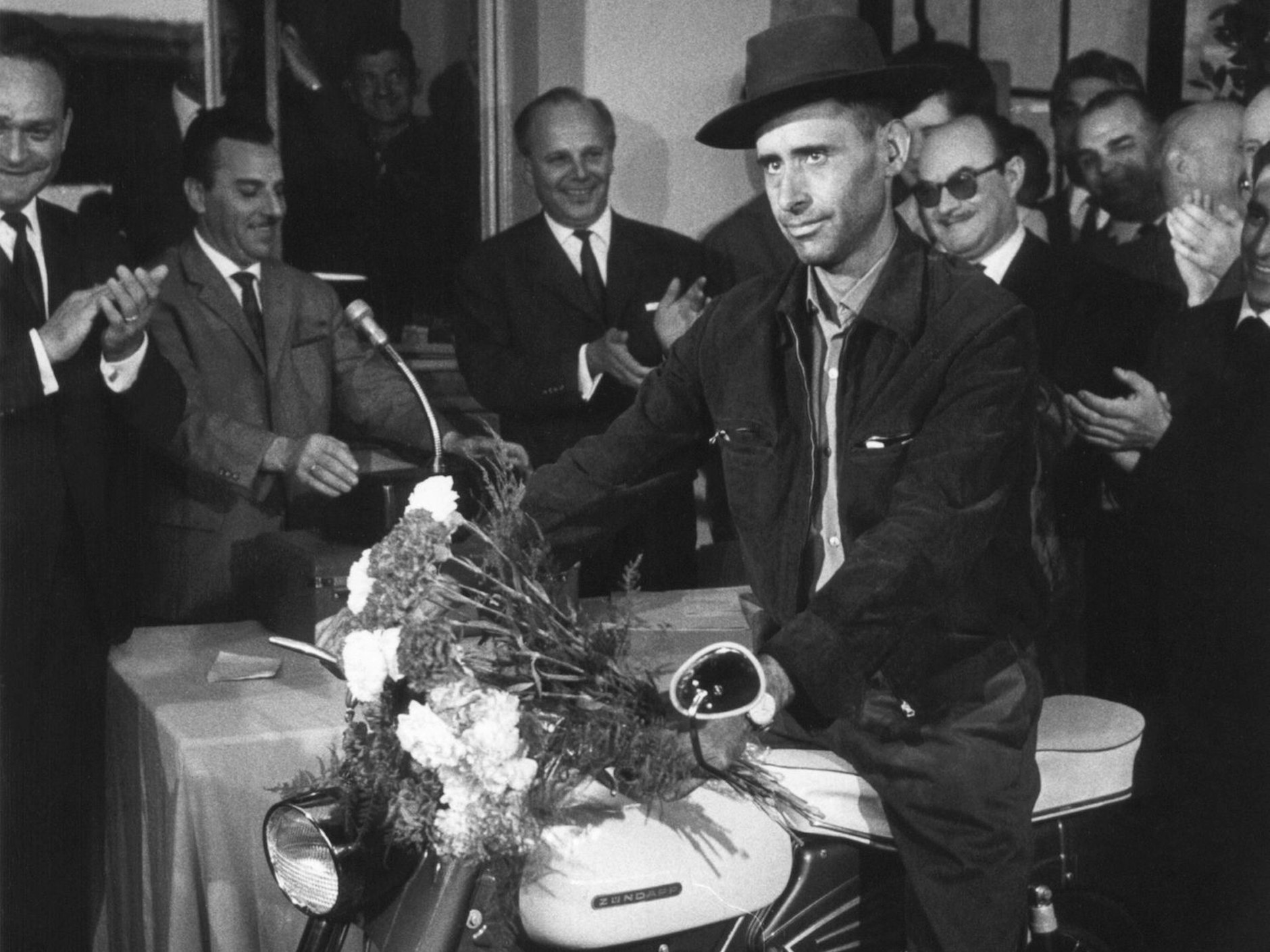 1964 wird Armando Rodrigues de Sá in Deutschland zum „einmillionsten Gastarbeiter“ ernannt.