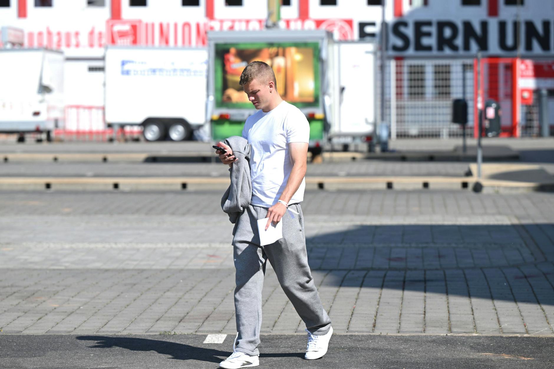 Unions Andras Schäfer auf dem Parkplatz der Alten Försterei kurz vor dem Rückflug in seine ungarische Heimat.