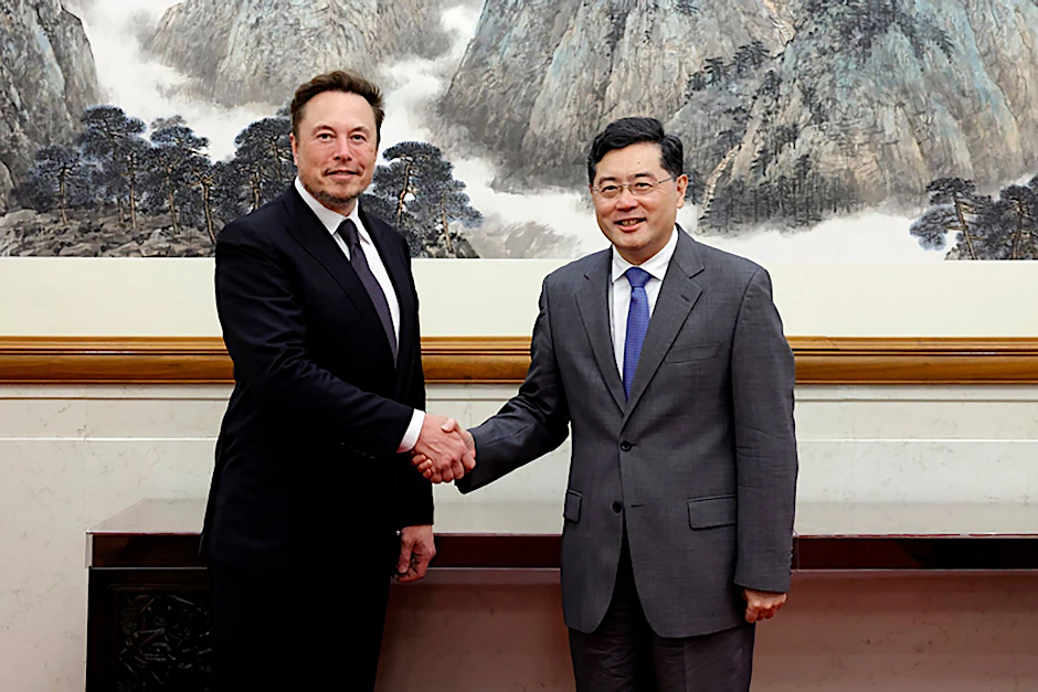 HANDOUT - Chinas Außenminister Qin Gang (r) und Tech-Milliardär Elon Musk führten gemeinsame Gespräche.  he People