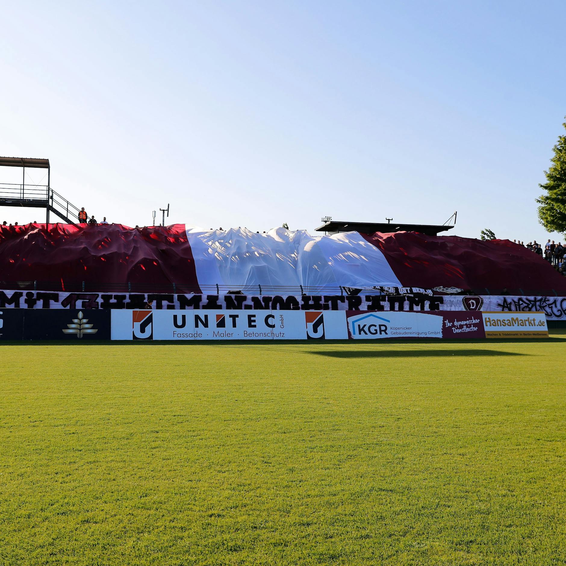 Ein großes Banner zu Beginn des Spiels schmückte den BFC-Block.