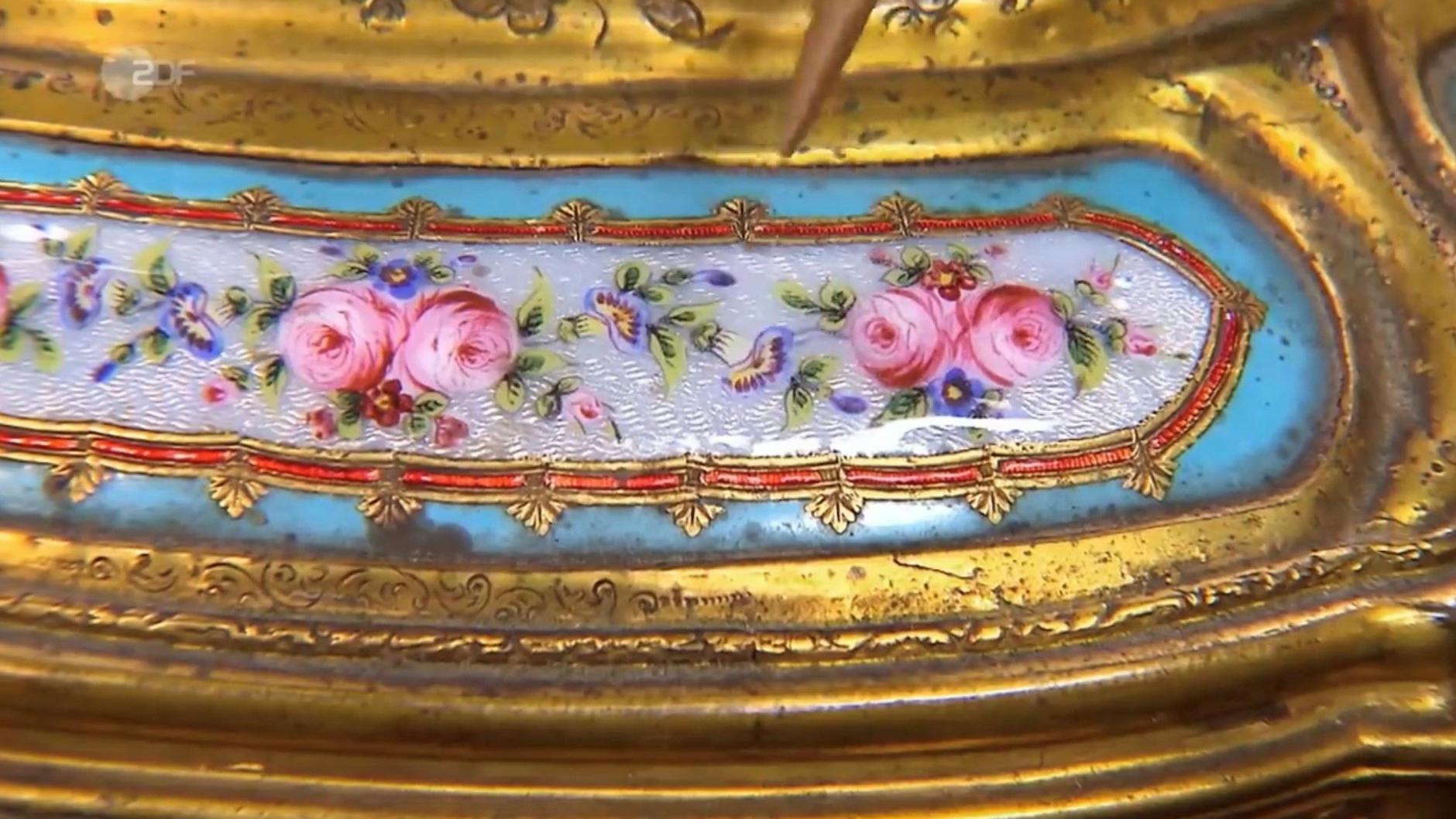 Mit einer hochwertigen Emaille-Bemalung ist die Schmuckschatulle bei „Bares für Rares“ verziert.