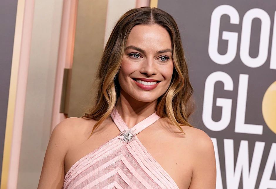 ARCHIV - Margot Robbie übernimmt die Rolle der langbeinigen Plastikpuppe.  