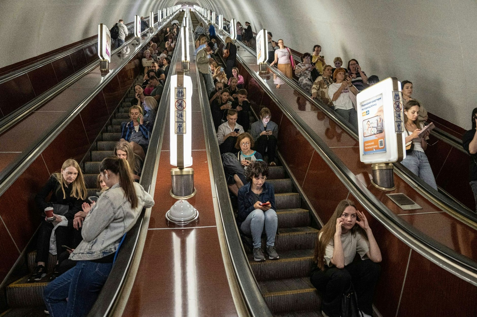 Menschen suchen Zuflucht in U-Bahn-Stationen. Die ukrainische Hauptstadt Kiew wird in den vergangenen Tagen vermehrt von russischen Luftangriffen erschüttert.