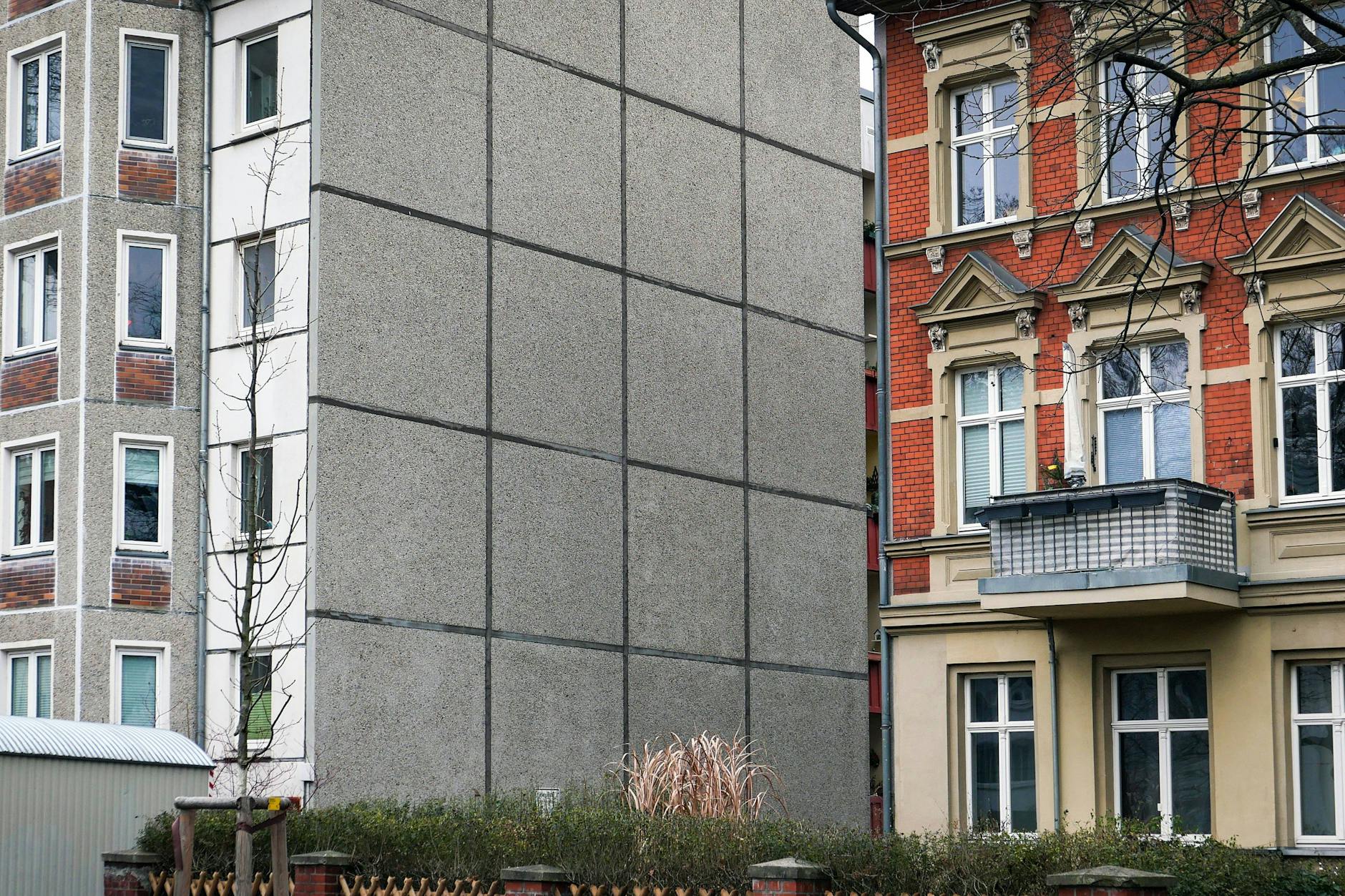 Berlin-Niederschönhausen: Plattenbau grenzt an Altbau.