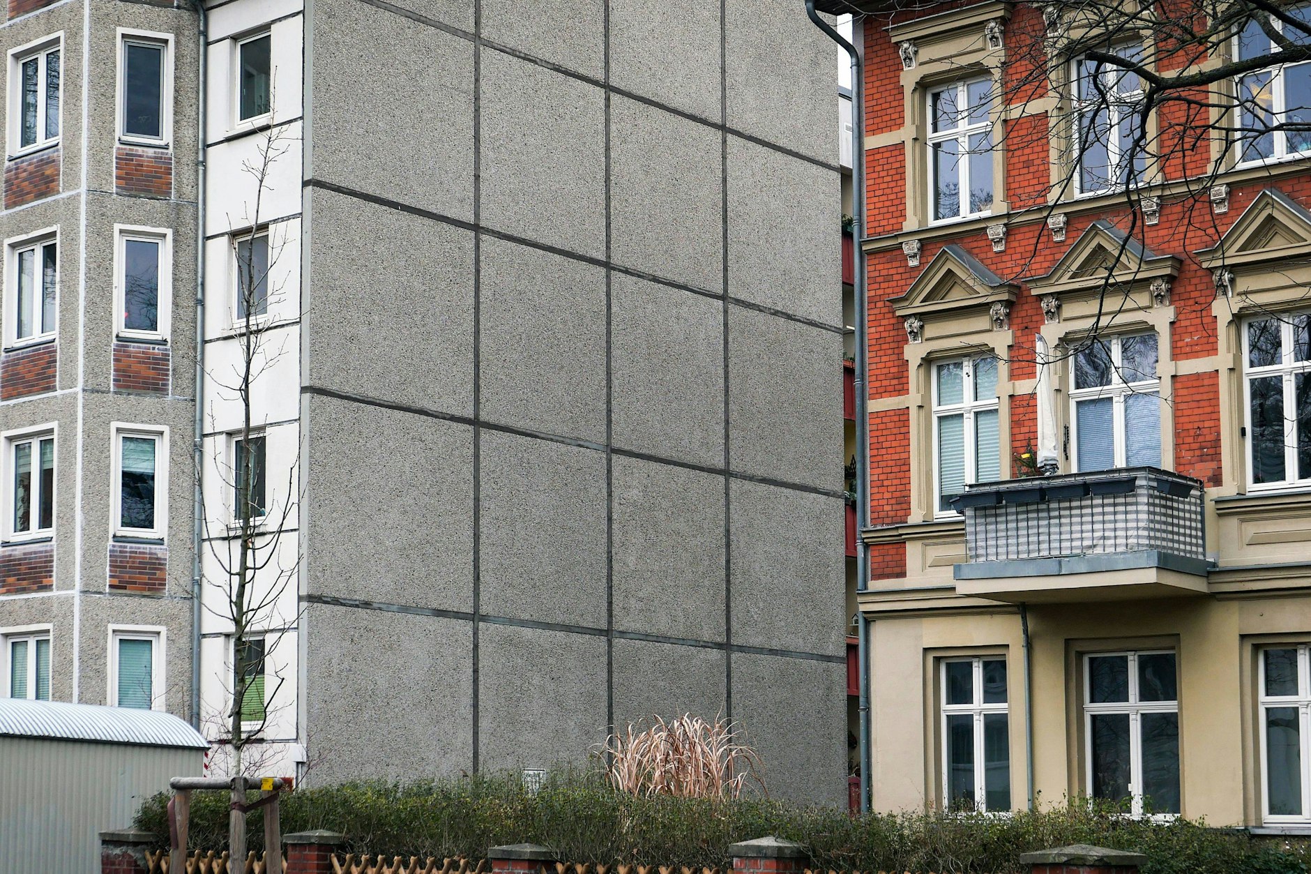 Berlin-Niederschönhausen: Plattenbau grenzt an Altbau.