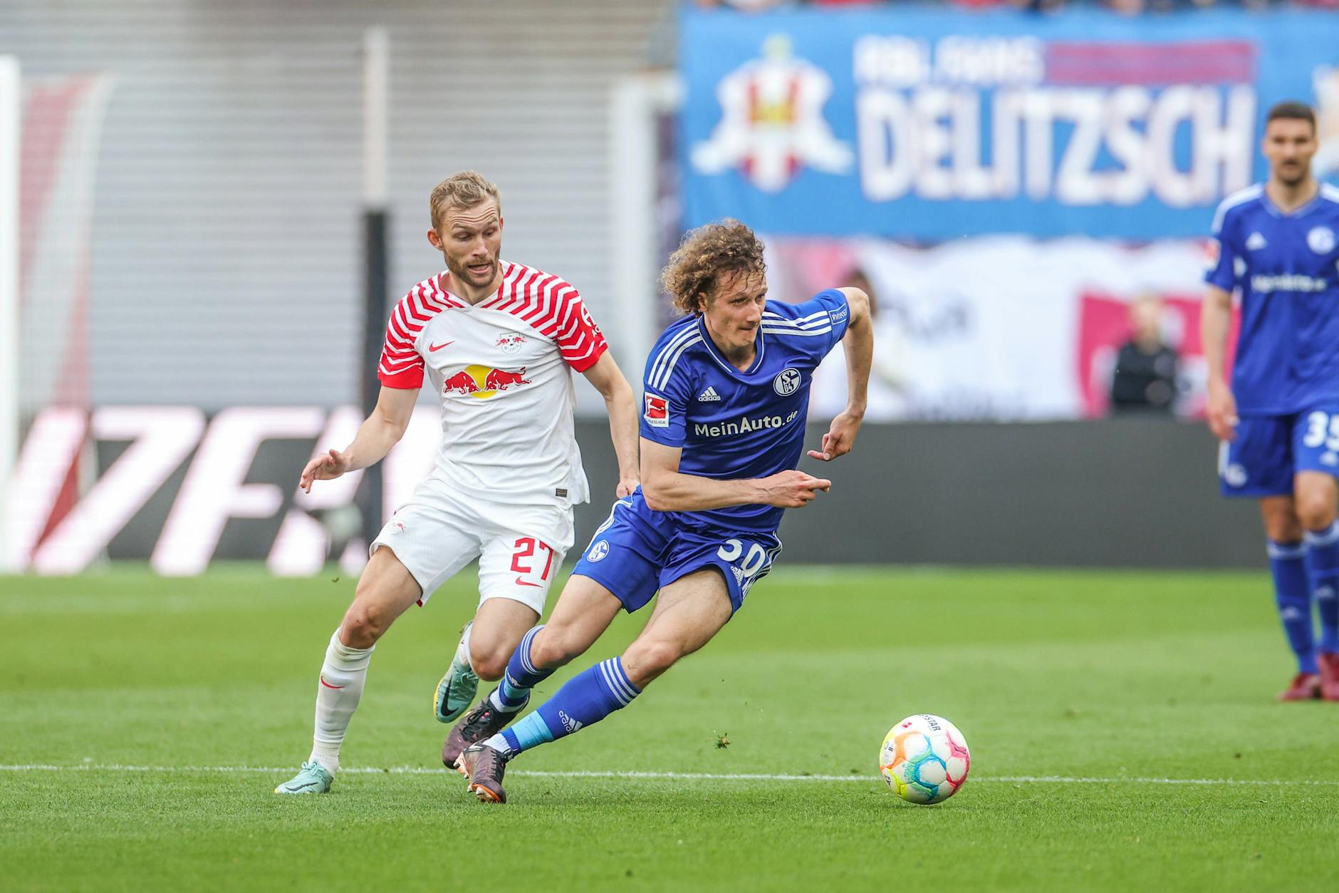 Alex Král (r., hier gegen Leipzigs Konrad Laimer) stieg mit dem FC Schalke 04 am vergangenen Wochenende aus der Bundesliga ab.