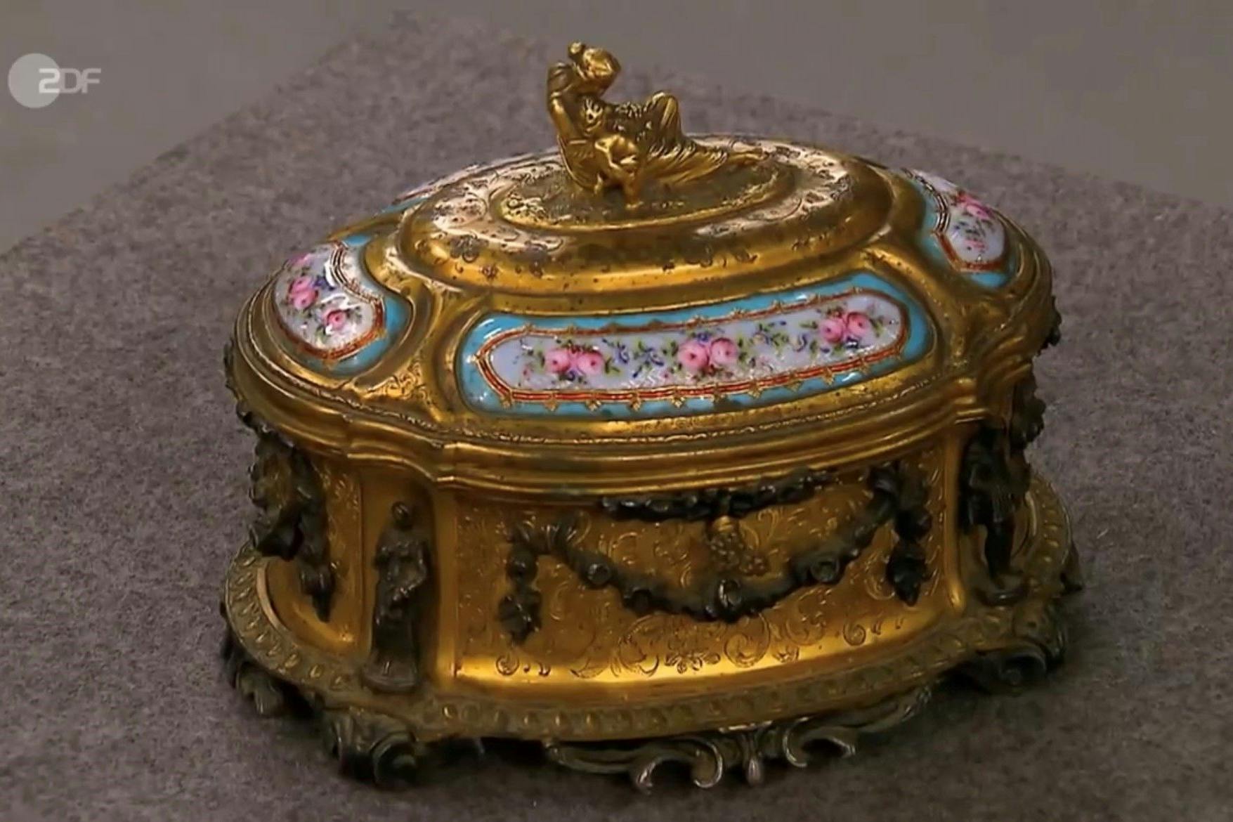 Diese Schmuckschatulle soll bei „Bares für Rares“ verkauft werden.
