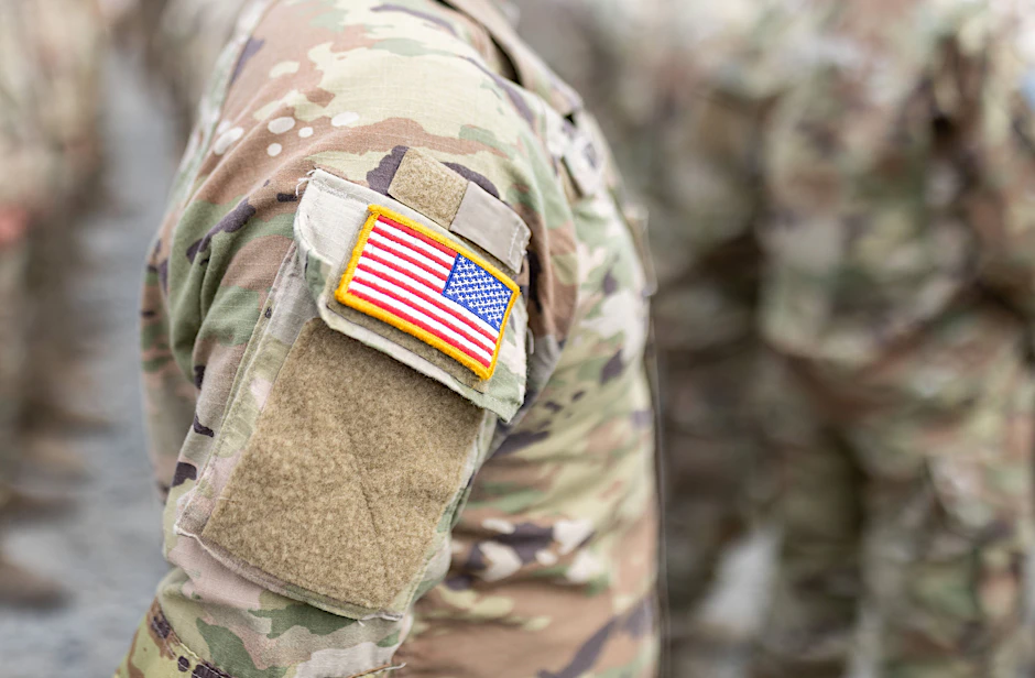 Die US-Flagge auf dem Oberarm der Uniform eines Soldaten der US-Army.