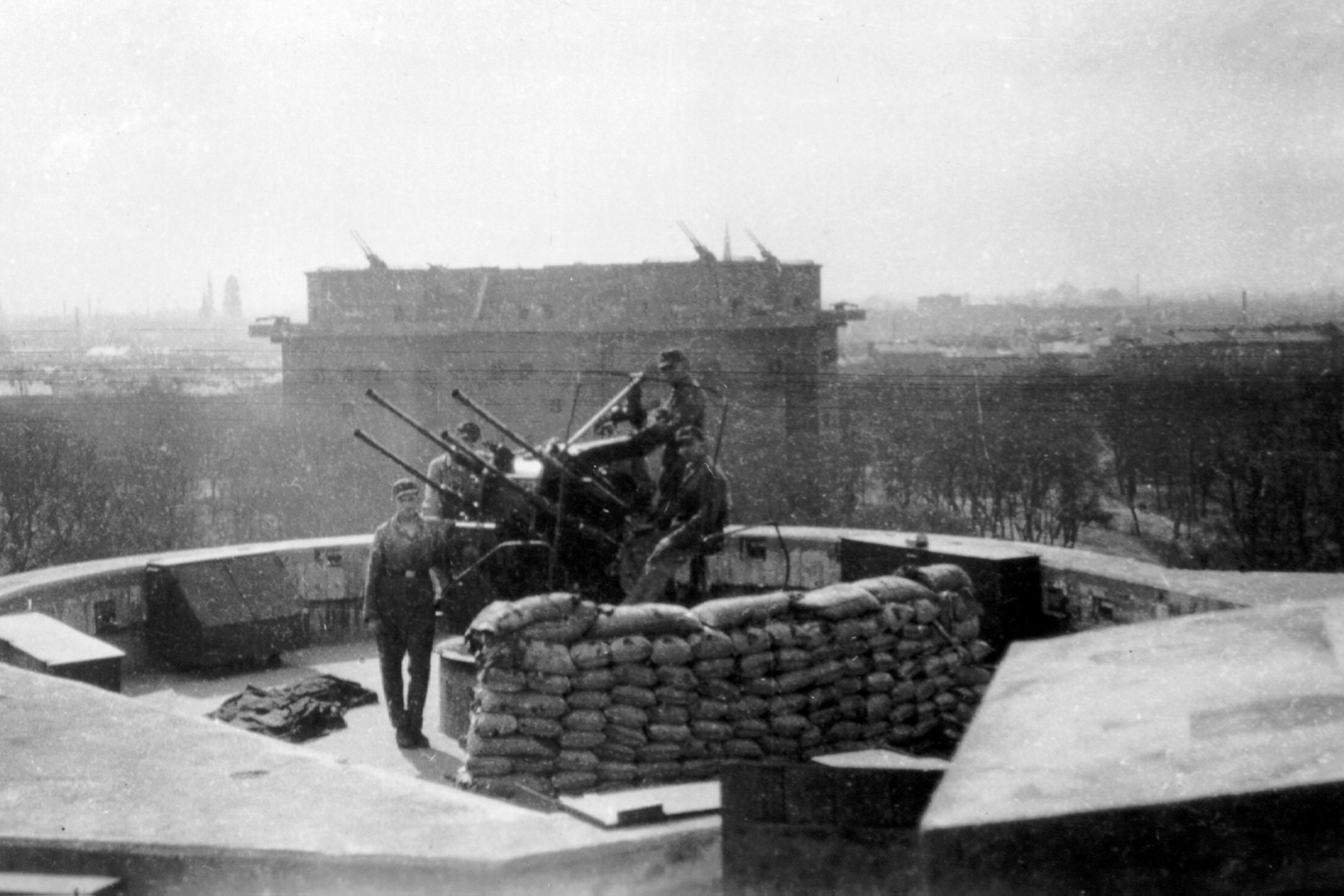 Soldaten auf einem Berliner Flakturm
