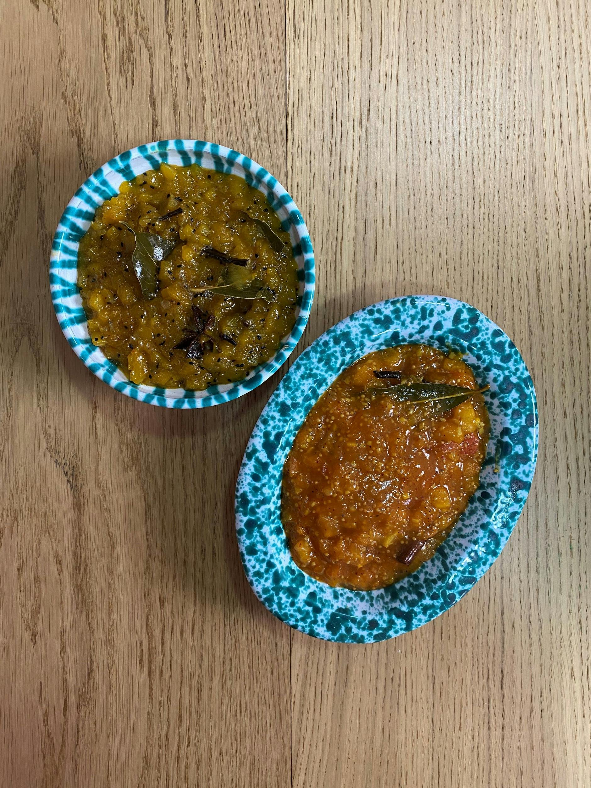 Oben Mango-Chutney mit Sternanis und schwarzem Sesam, unten Aprikosen-Chutney.