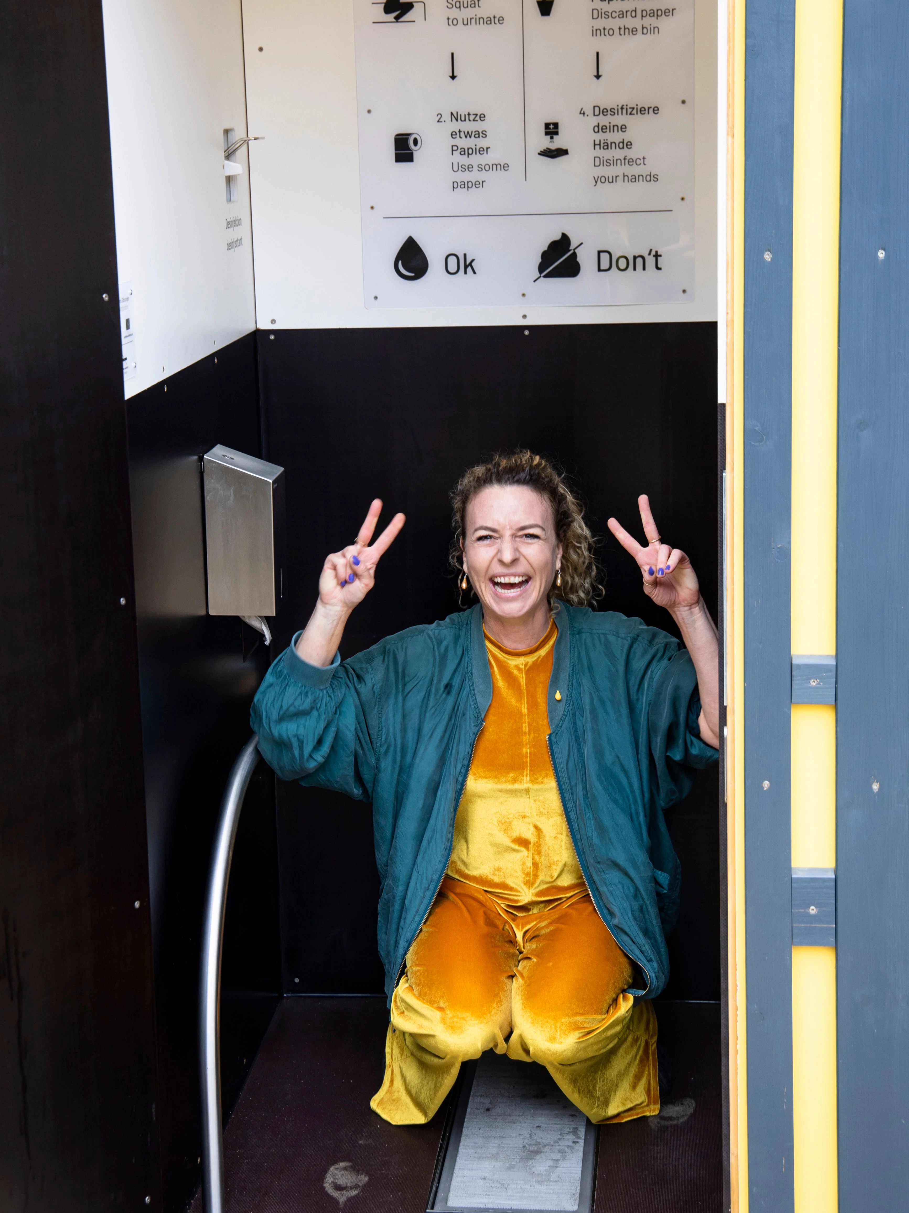 Gründerin von Missoir, Lena Olvedi, zeigt, wie ihr Hockurinal funktioniert.