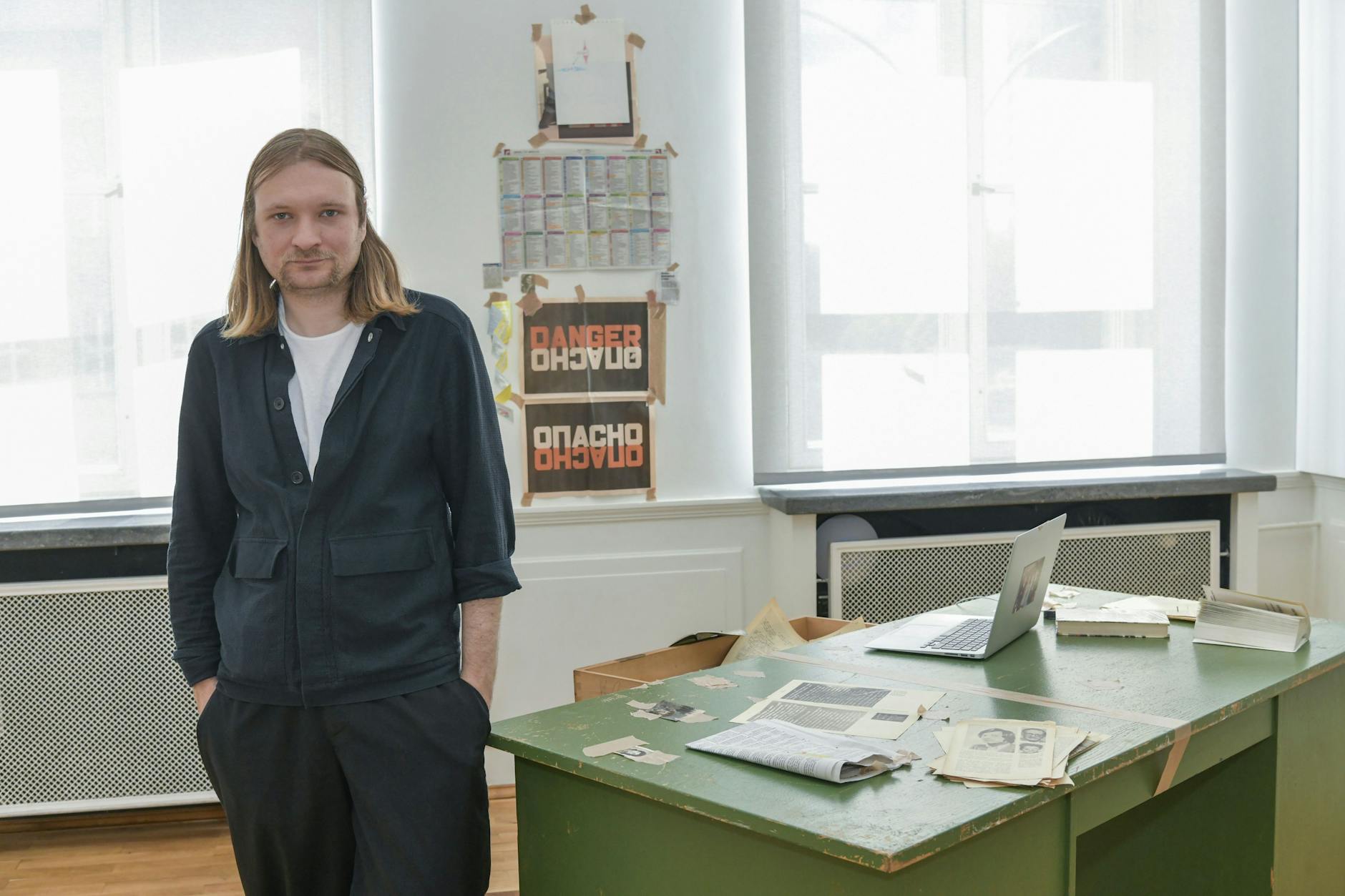 Der Künstler Nikolay Karabinovych vor seinem Werk „Es ist ein schrecklicher Fehler unterlaufen“.