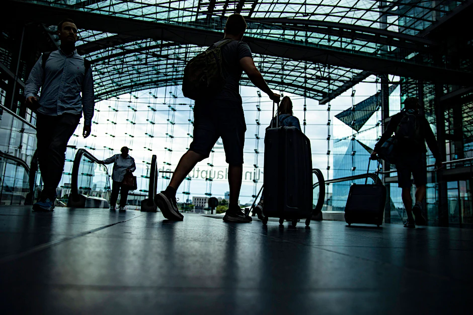 Reisende am Berliner Hauptbahnhof: Im Mai waren die Fernzüge der Deutschen Bahn besonders unpünktlich.
