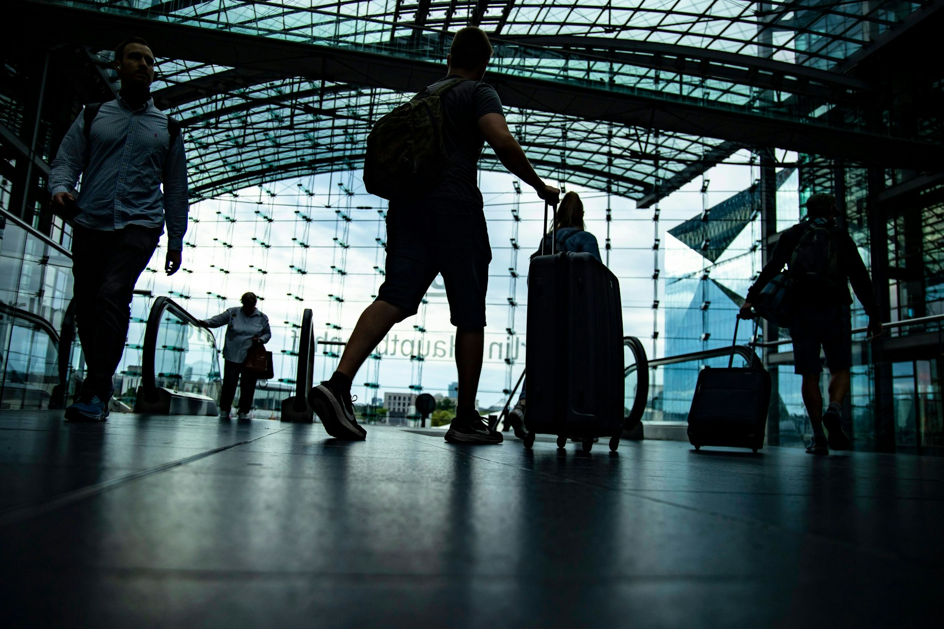 Reisende am Berliner Hauptbahnhof: Im Mai waren die Fernzüge der Deutschen Bahn besonders unpünktlich.
