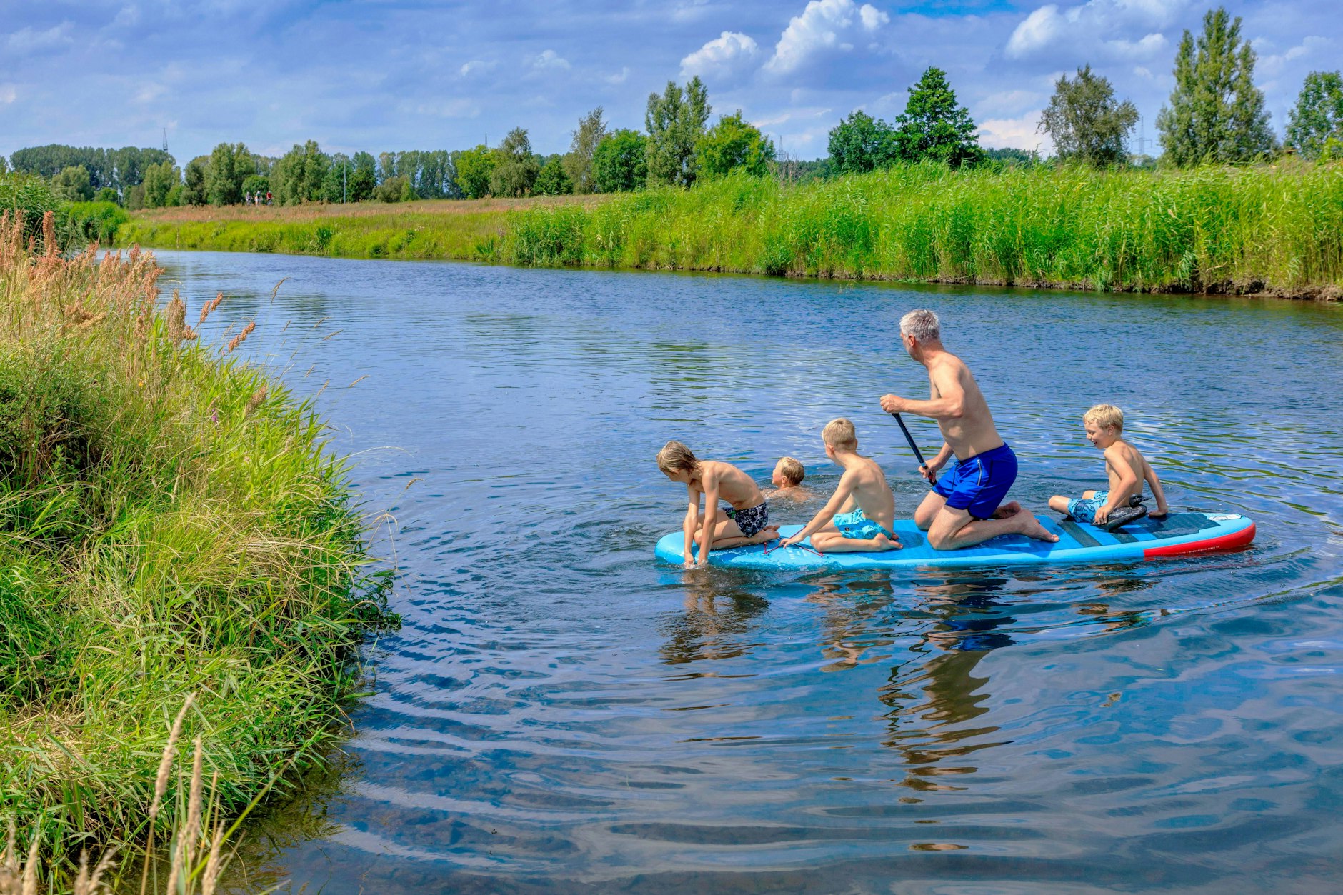 Stand-up-Paddling auf der Spree zwischen Cottbus und dem Spreewald in Brandenburg.