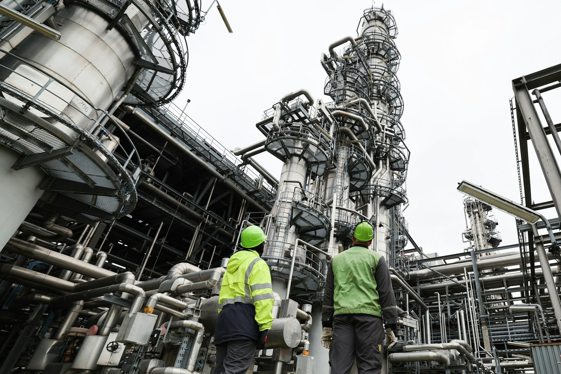 Ein sogenannter Hydrocracker auf dem Firmengelände der Raffinerie Heide in Schleswig-Holstein: Die deutsche Industrie benötigt bis 2050&nbsp;432 Terrawattstunden an wasserstoffbasierter Energie, prognostiziert das&nbsp;Institut Agora Energiewende.