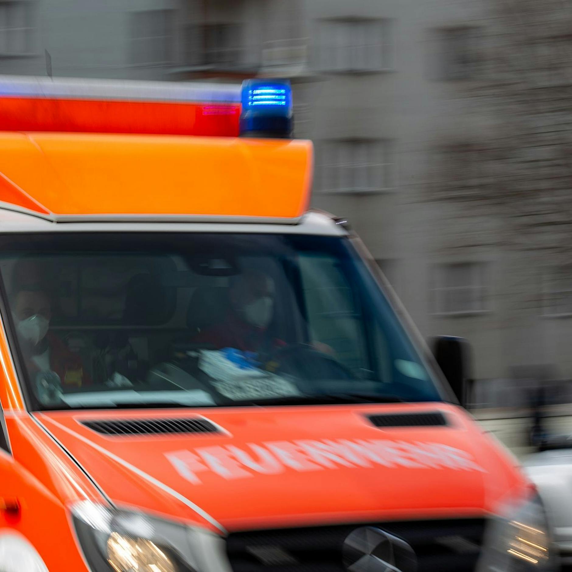 Feuerwehr: Drei Verletzte bei Wohnungsbrand in Berlin-Schöneberg