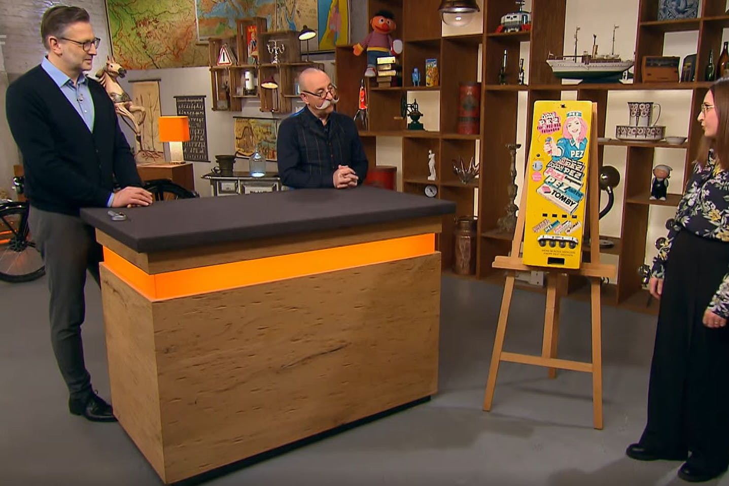 Verkäuferin Sabrina stellt ihren alten PEZ-Automaten dem Experten Detlev Kümmel (l.) und „Bares für Rares“-Moderator Horst Lichter vor.