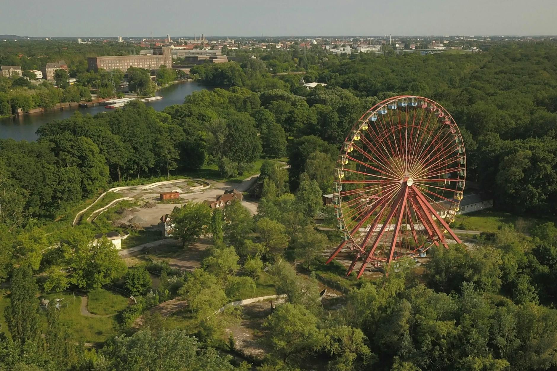 Das Riesenrad im Spreepark ist das Wahrzeichen des Geländes. Es soll sich im Jahr 2025 wieder drehen.