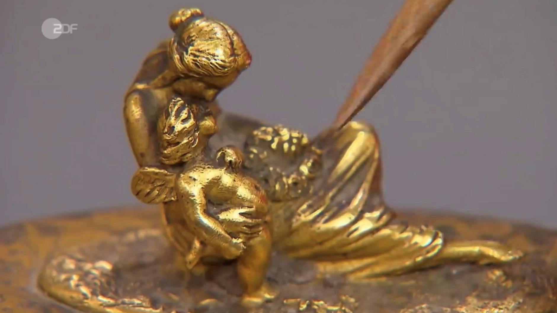 Auf dem Deckel der Schatulle bei „Bares für Rares“ sitzt Venus mit Amor.