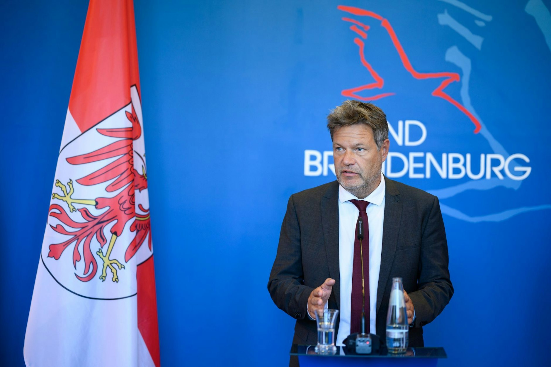 Robert Habeck (Bündnis 90/Die Grünen), Bundesminister für Wirtschaft, spricht am Rednerpult.  