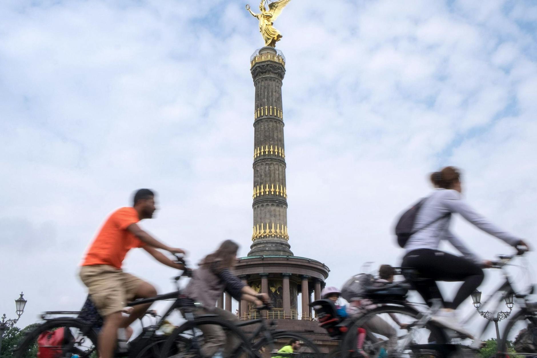 Fahrradfahrer demonstrieren mit einer Sternfahrt durch Berlin.&nbsp;
