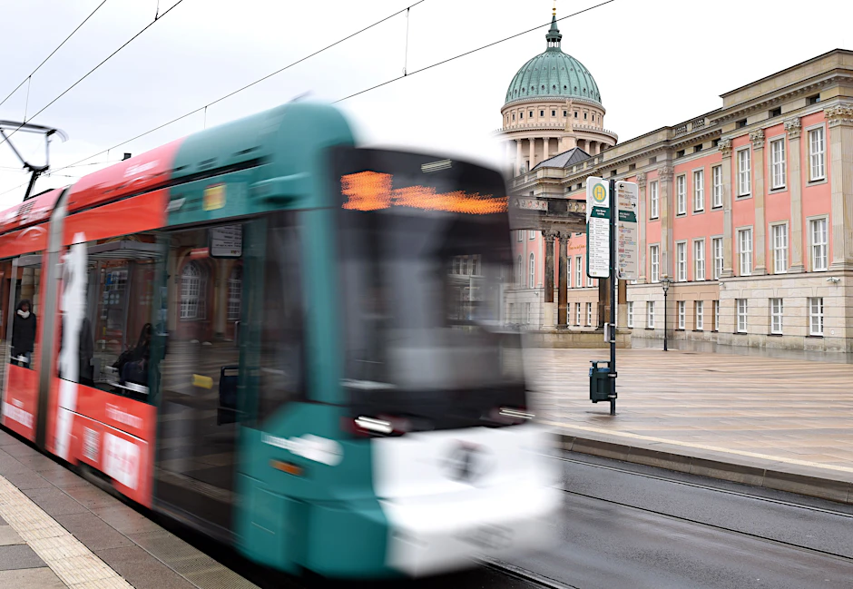 Schwerer Unfall: In Potsdam ist eine Frau bei einem Unfall mit einer Straßenbahn verunglückt.&nbsp; &nbsp;&nbsp;