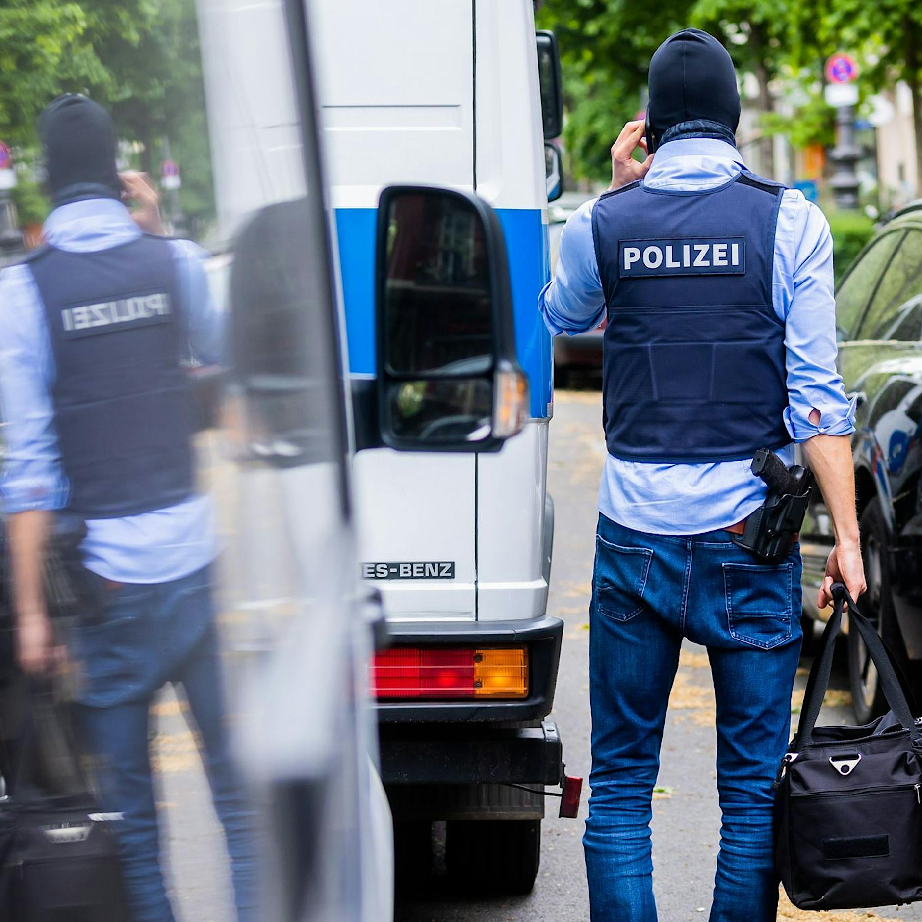 Berliner Polizei-Mitarbeiter hetzt auf Facebook gegen Letzte Generation und Migranten